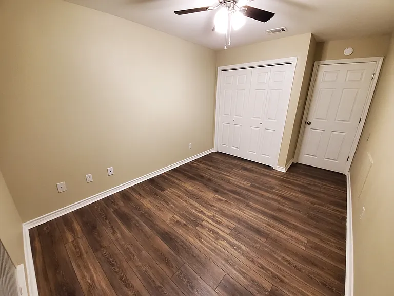 1604 Medina Dr — Photo 9