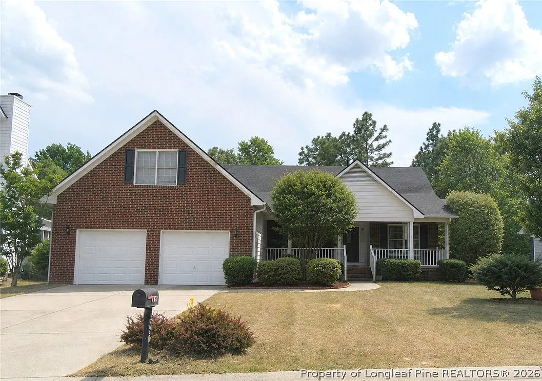 Photo 1 of 27 - 6720 Jacobs Creek Cir - Fayetteville, NC Primary Photo - 6720 Jacobs Creek Cir