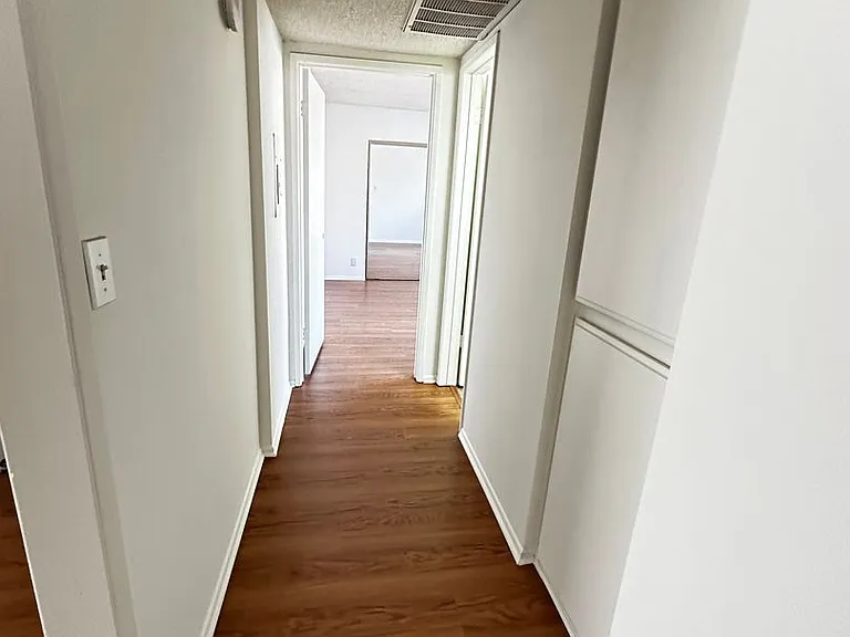 445 E Tujunga Ave — Photo 8