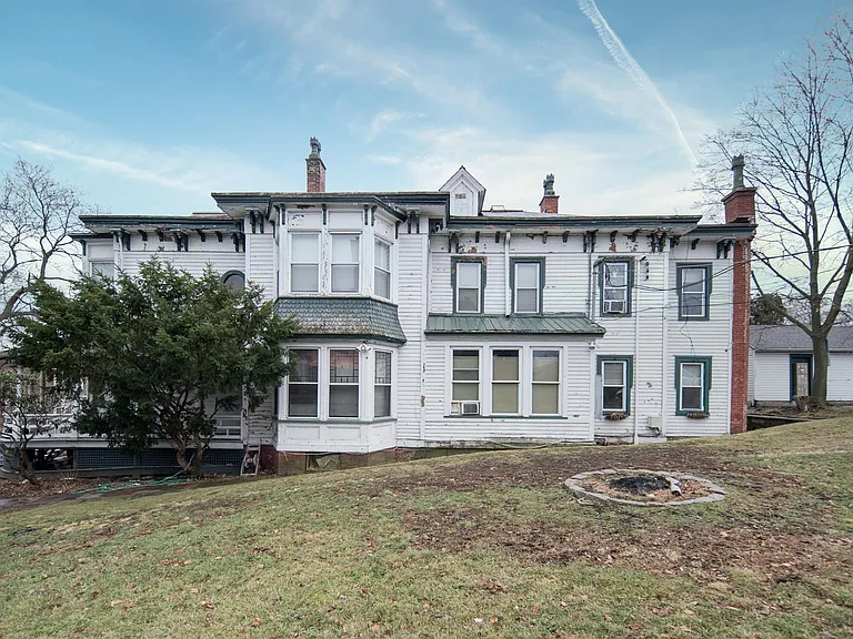 236 Saratoga St — Photo 33