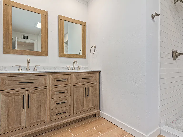 HALL / GUEST BATHROOM WITH DOUBLE VANTIY