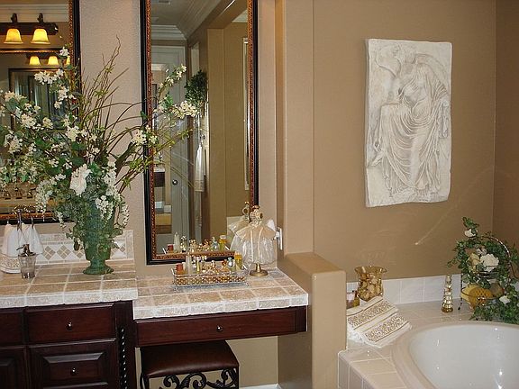 Master Bathroom and soaking tub...Aaaaa, relaxation!