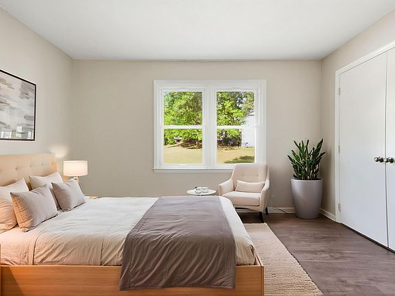4th image of 100 Brook Rock Ln
