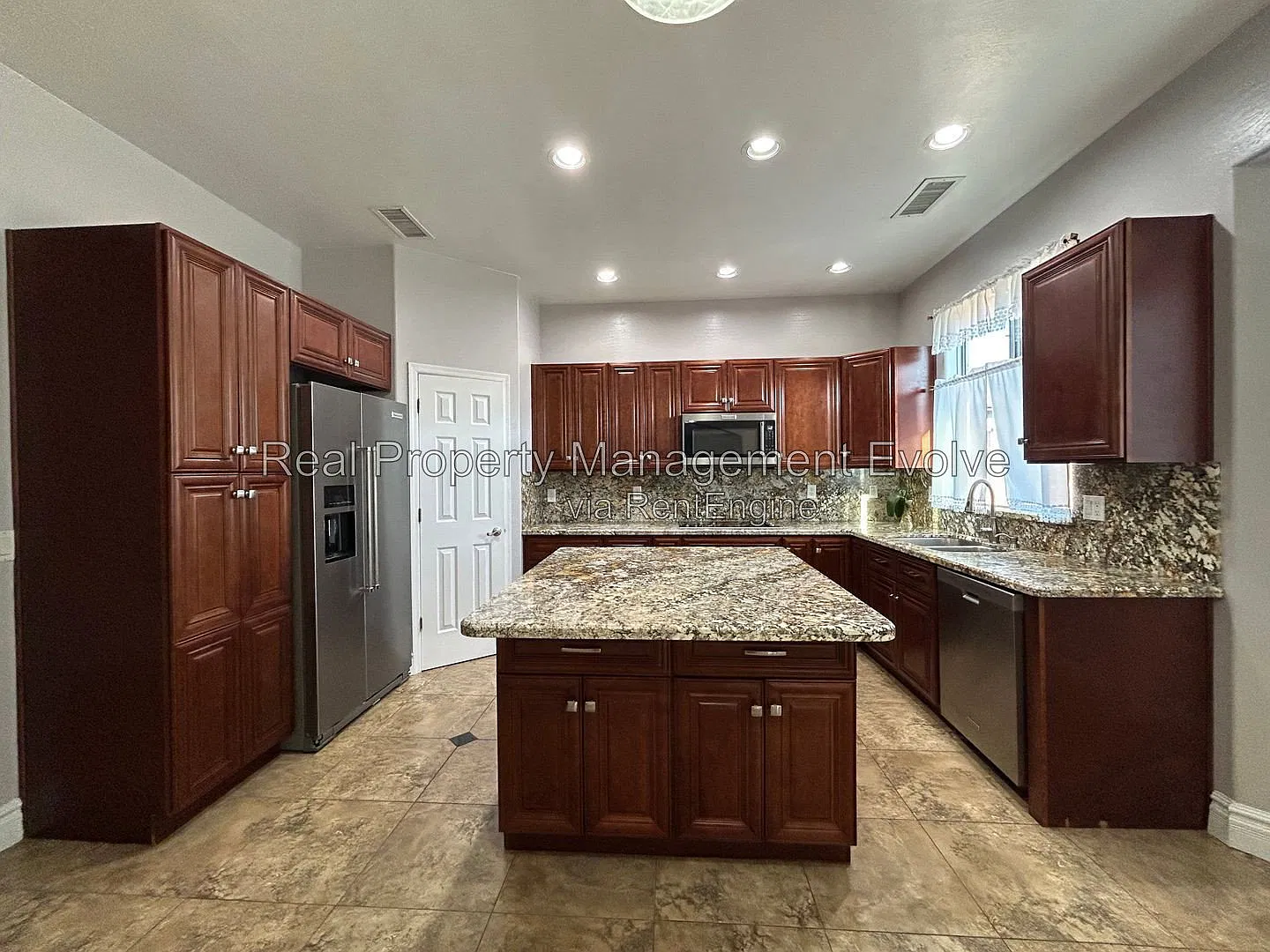 5 bed, 3.0 bath, 2446 sqft, $2,200 — Photo 4
