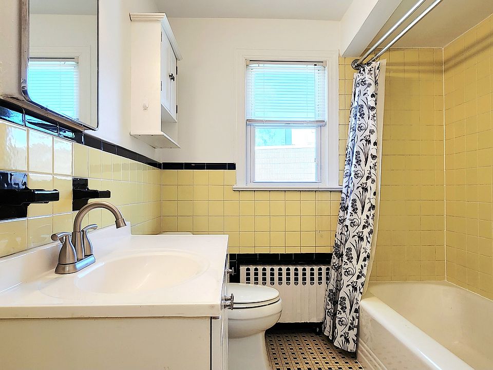 Large Bathroom w/ Shower/Tub