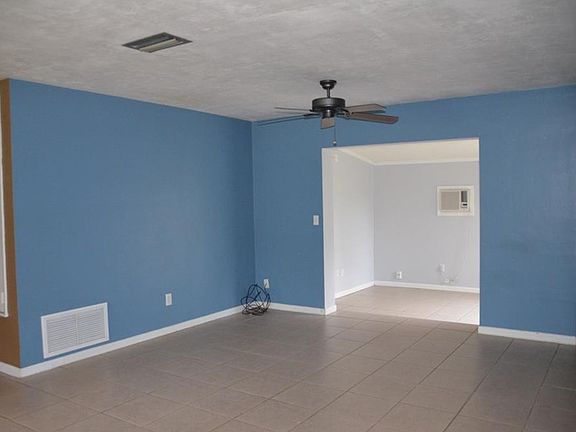 3rd image of 926 Saxon Blvd #11