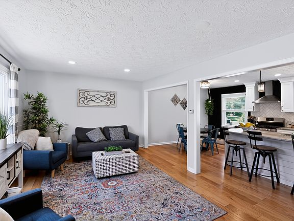 5th image of 11024 Lakeshore Dr W