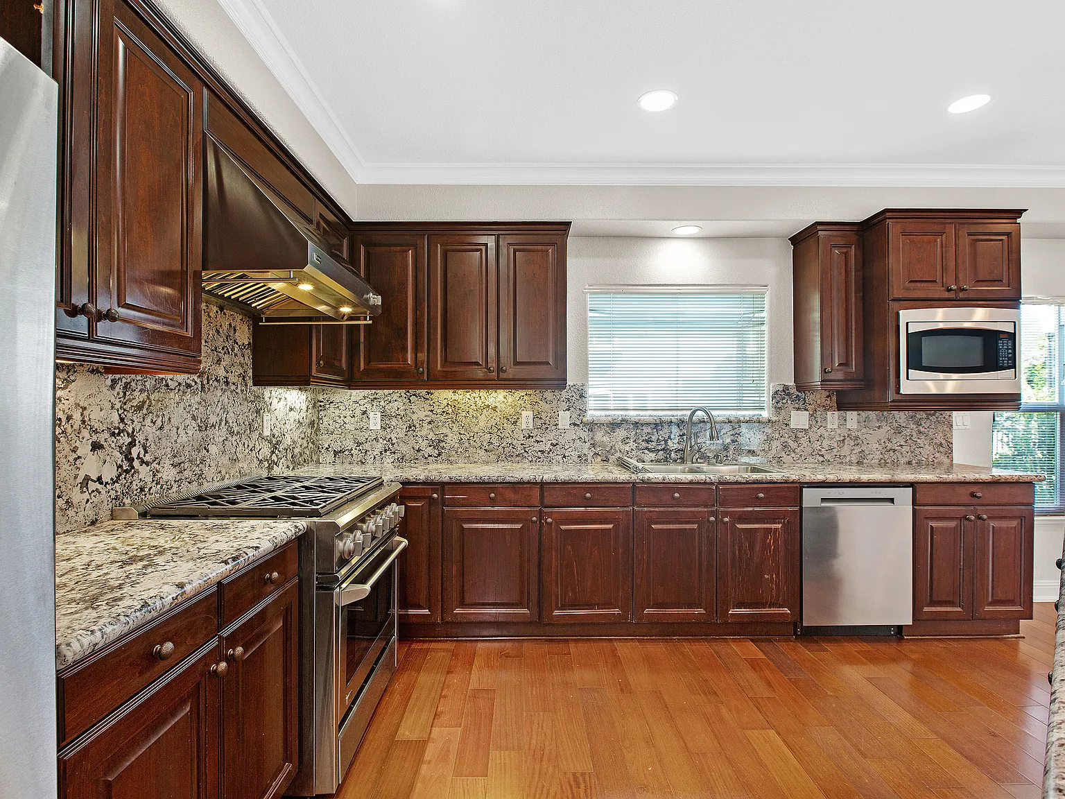 4 bed, 2.5 bath, 2800 sqft, $6,800 — Photo 2