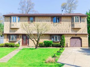 9 Sachs St, Bay Shore, NY 11706