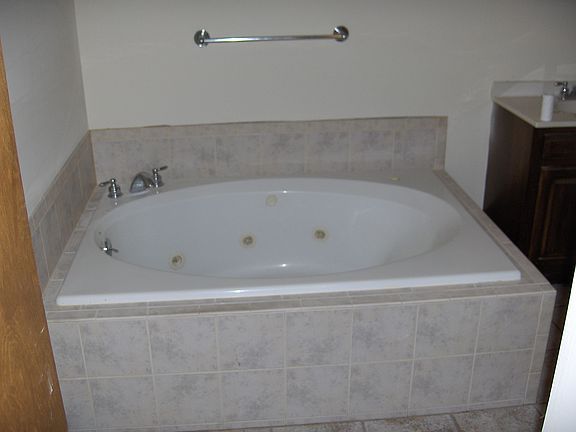 1st flr jacuzzi tub