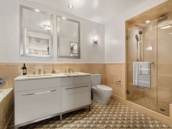 4th image of 120 W 72nd St #8