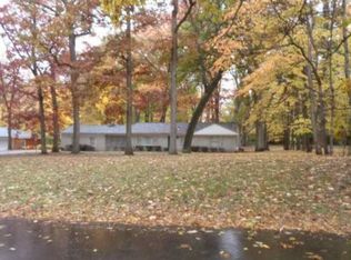 22001 Rougewood Dr, Southfield, MI 48033