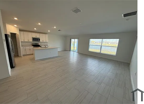 4 bed, 1936 sqft, $3,600 — Photo 3