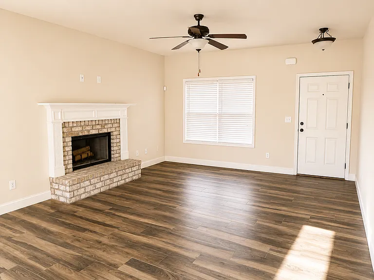 107 Truman Ct — Photo 3