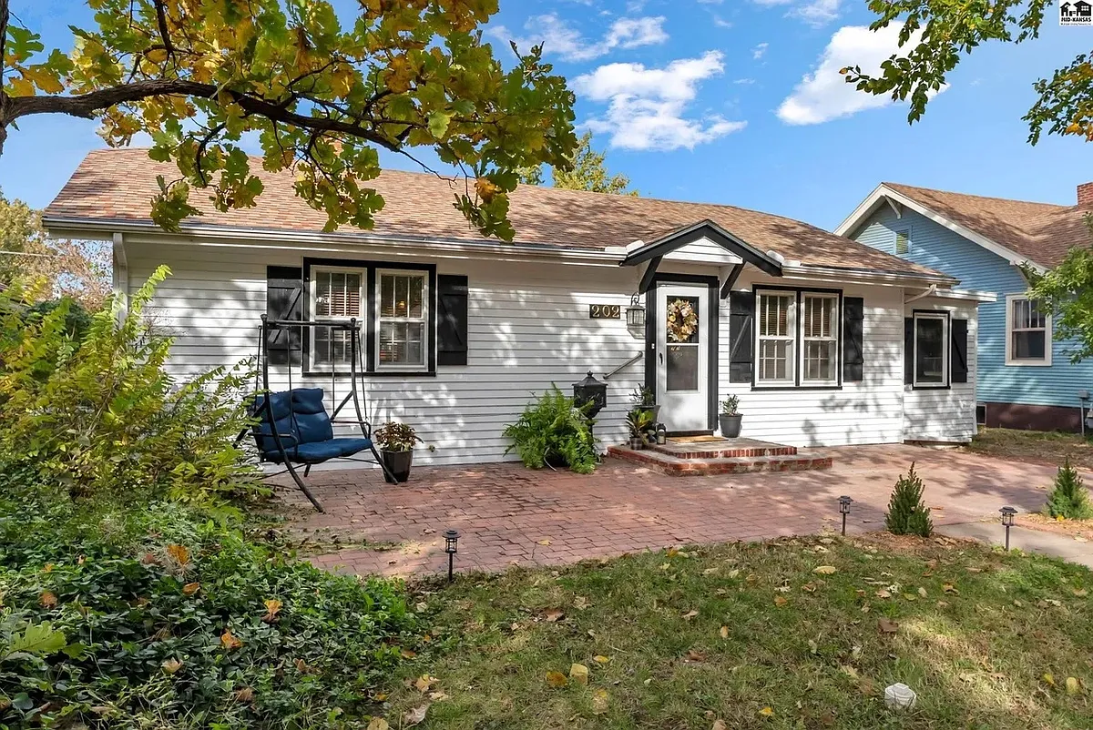 Building Photo - 202 E 19th Ave