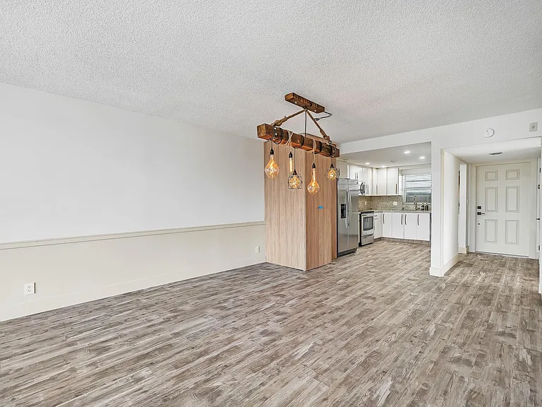 3051 NE 48th St #301 — Photo 20
