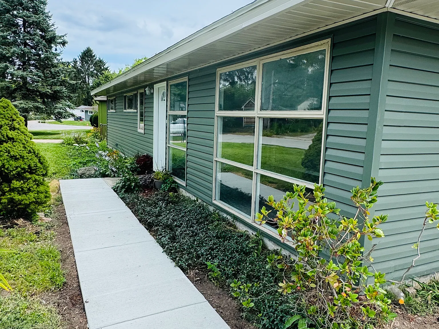 4 bed, 1712 sqft, $2,400 — Photo 2