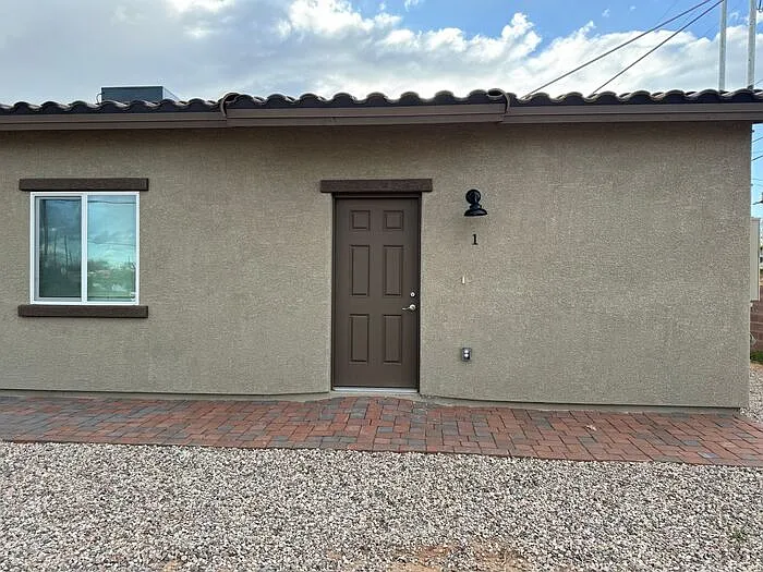 3 bed, 2.0 bath, 1079 sqft, $1,495 — Photo 2