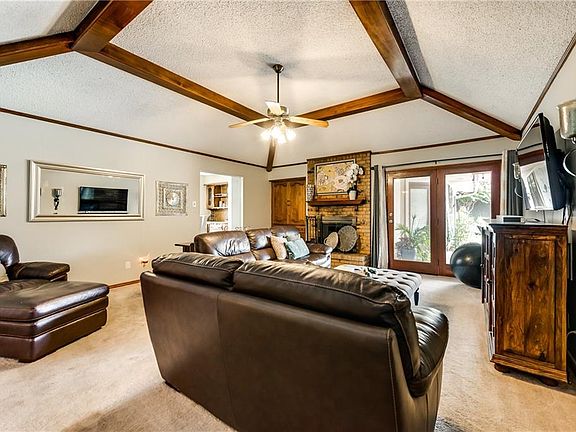 3rd image of 1034 Shadywood Ln