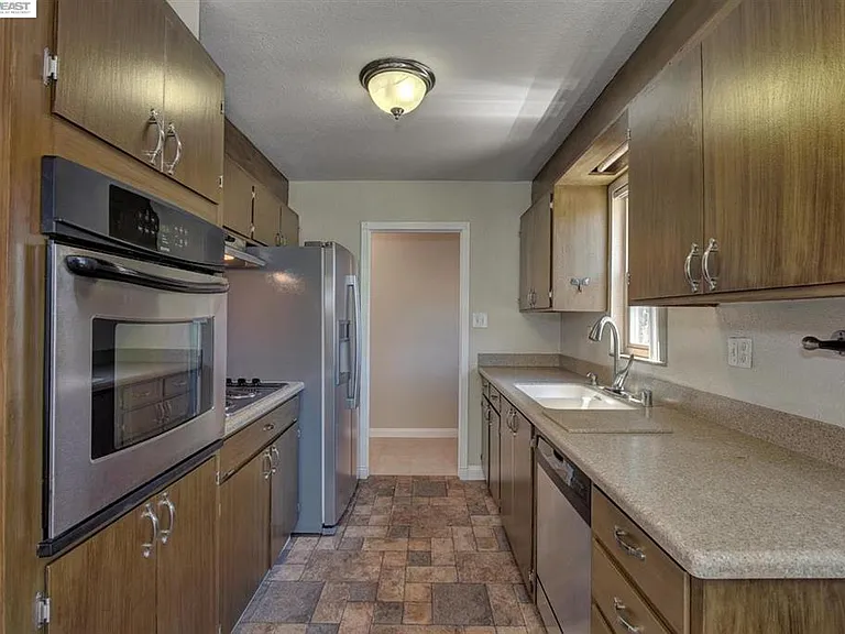 33128 Hemlock Dr — Photo 3