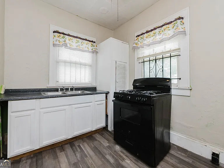 672 Bowden St — Photo 8