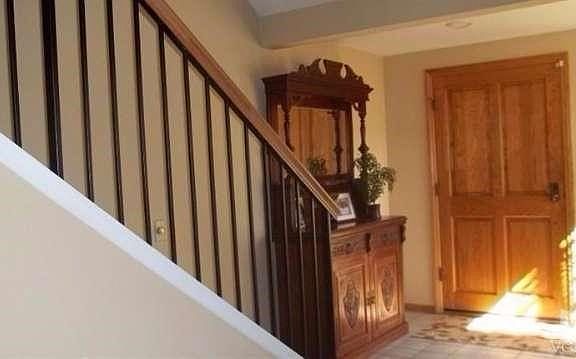 WELCOME! Bright & cheery tiled entry with direct access to stairway with upgraded banister which has