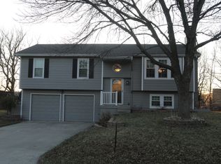 1712 NE Ridgeview Dr, Lees Summit, MO 64086