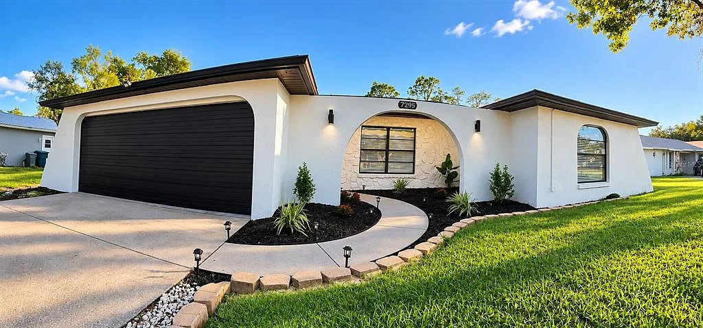 3 bed, 2.0 bath, 1206 sqft, $2,000 — Photo 2