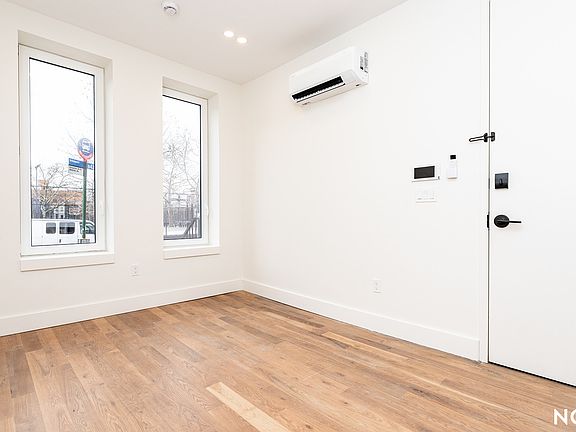 5th image of 43 Kingston Ave APT 1R