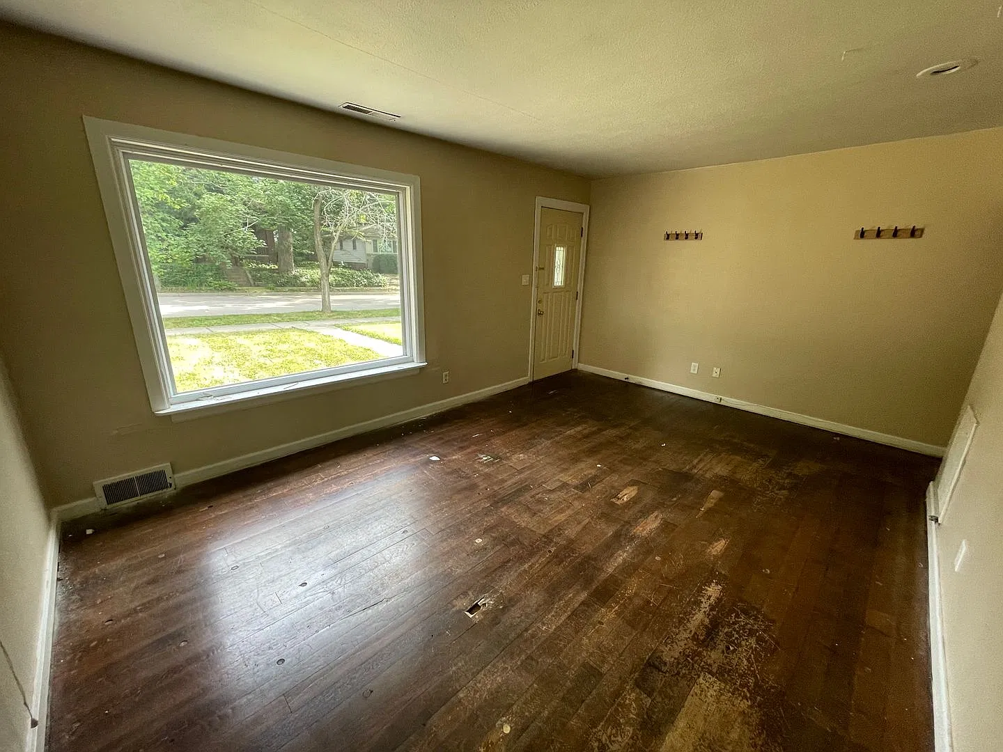 3 bedroom, 1 bathroom and detached garage! — Photo 3