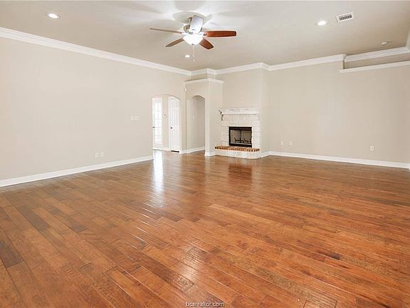 4th image of 2481 Newark Cir