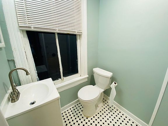 4th image of 201 E 31st St APT 6