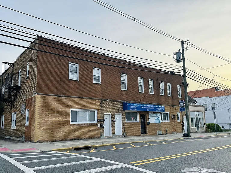 305 Green Ave — Photo 5
