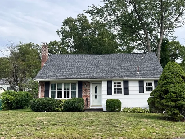 12 Hawthorne Rd, Holbrook, MA 02343