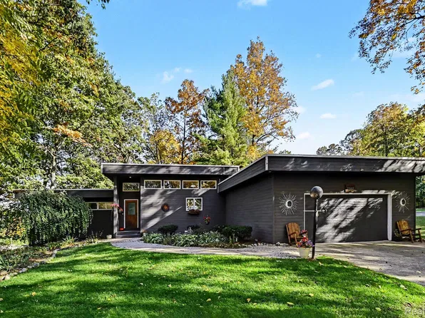 10685 Oxbow Lakeshore Dr, White Lake, MI 48386