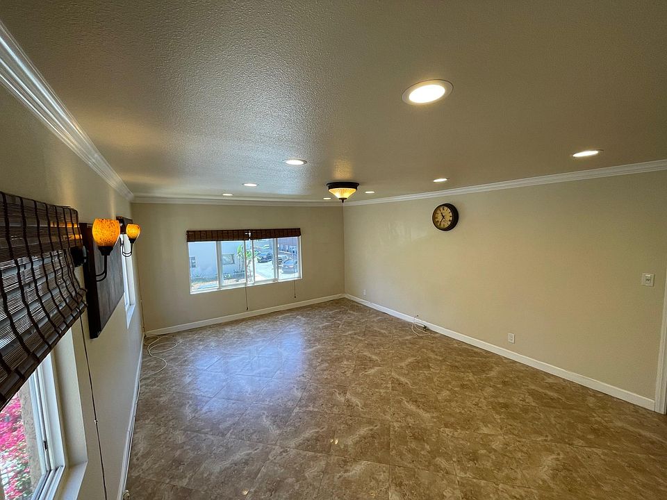 LIVING ROOM 20 X 14