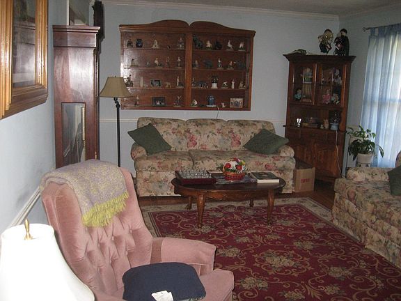 3rd image of 4625 Cloverdale Ave