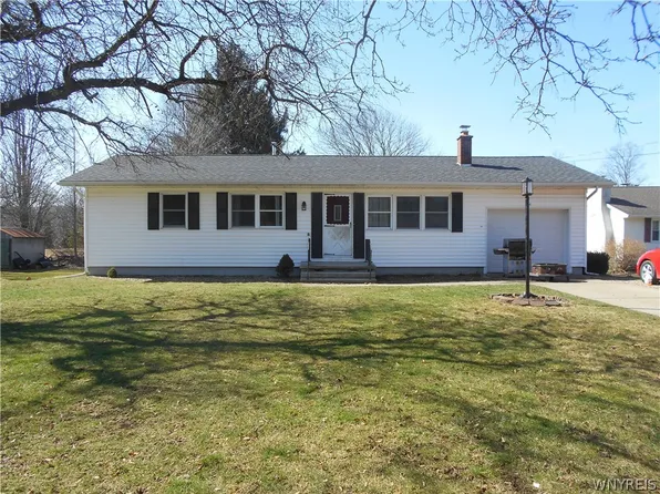 44 Grove St, Delevan, NY 14042