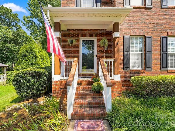 4th image of 104 Oak Grove Ct