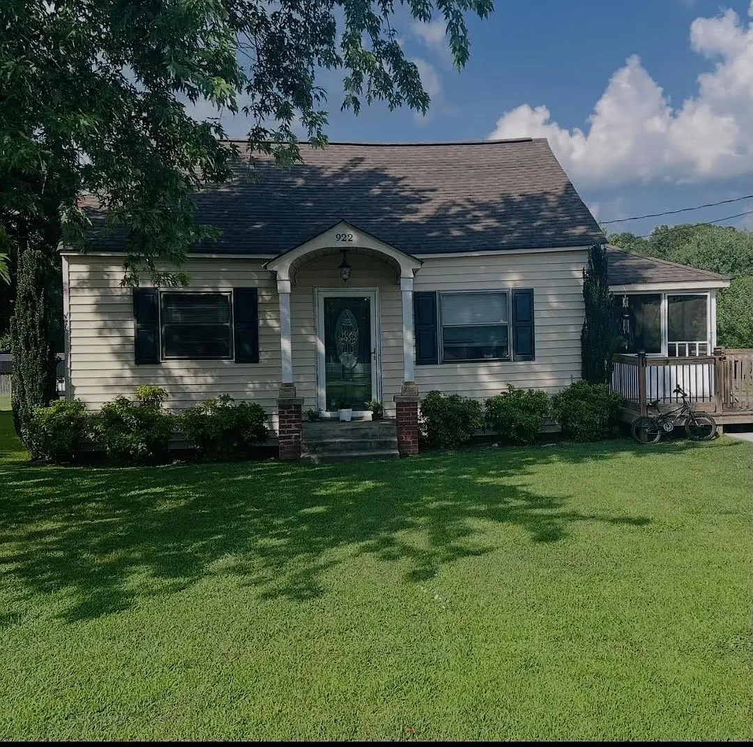 3 bed, 1051 sqft, $1,200 — Photo 1