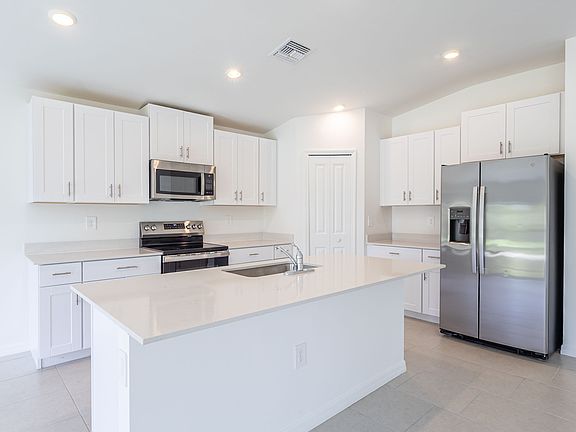 3rd image of 387 Martineau Cir