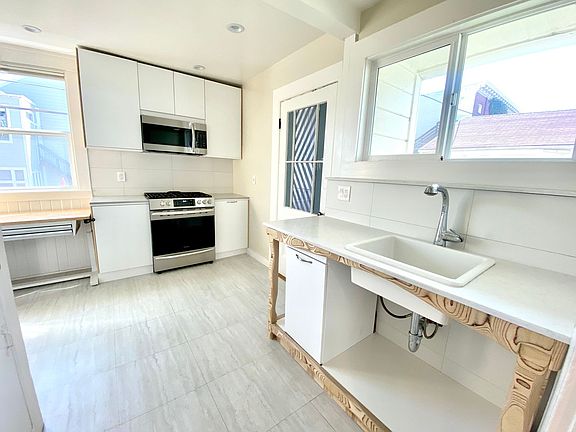 5th image of 951B Dolores St