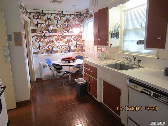 5th image of 1334 Surrey Ln