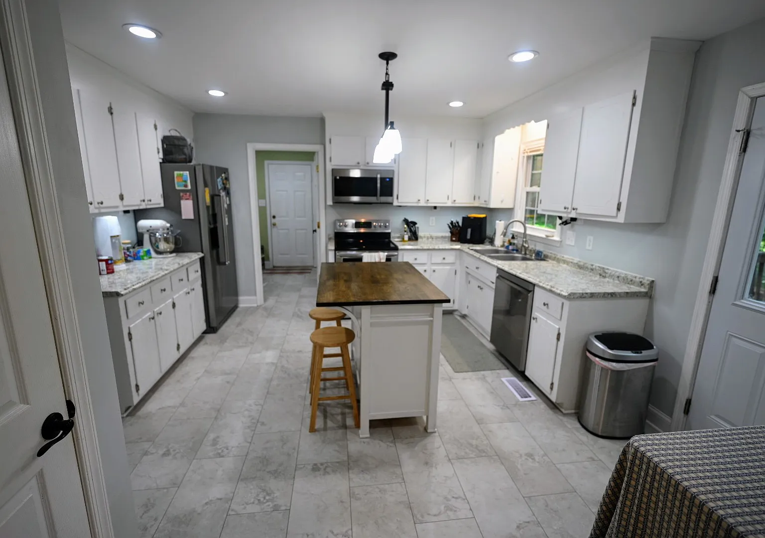 3 bed, 2.5 bath, 1849 sqft, $2,370 — Photo 2