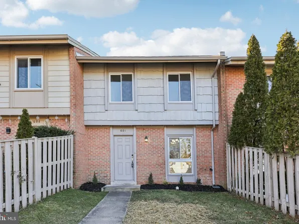 601 Clearwater Ct, Herndon, VA 20170