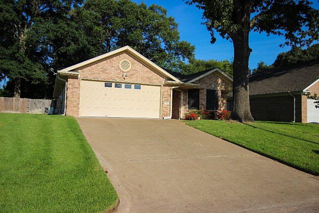 1st image of 111 Settlers Ct