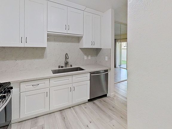 4th image of 22107 Burbank Blvd Unit 1