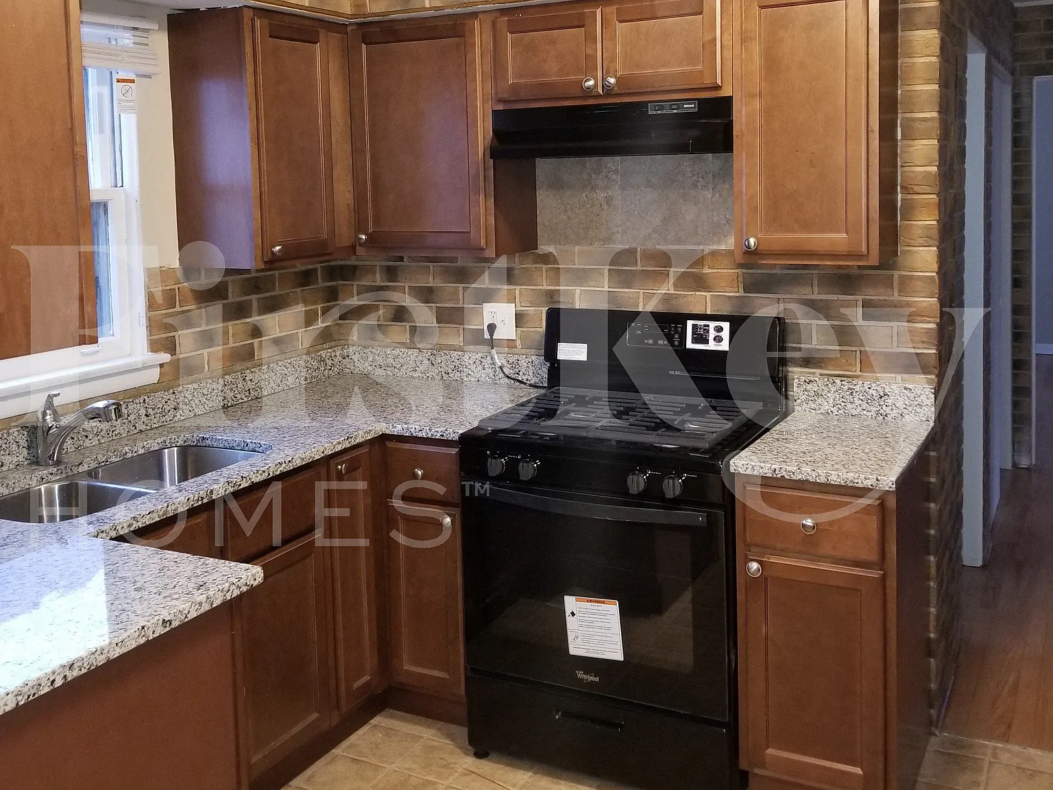 3 bed, 1.0 bath, 1114 sqft, $2,660 — Photo 3