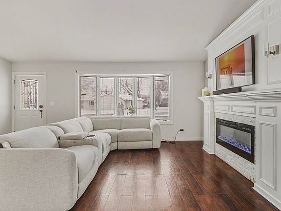 3rd image of 3668 Grandview Ave