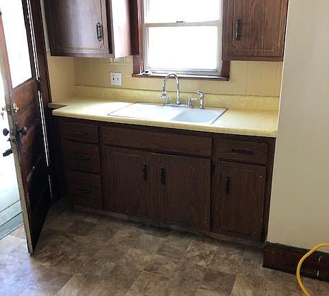 5th image of 1047 Brown St
